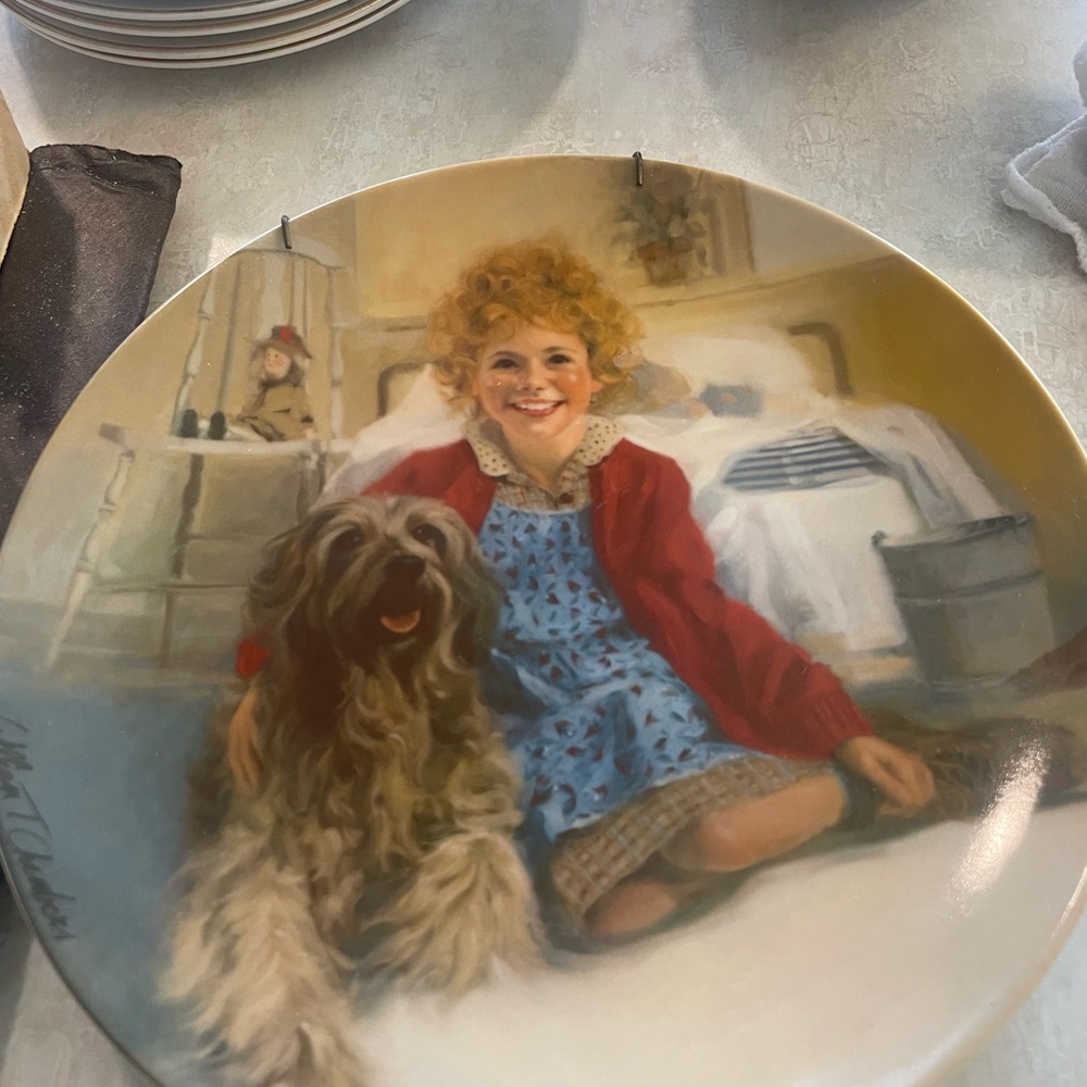 Knowles Collector's Plate with Wire Hanger Annie and Sandy limited edition 1983